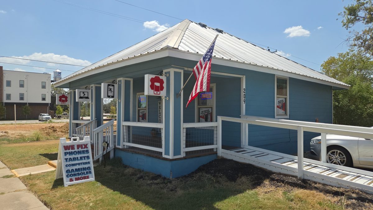 Device Hero repair shop at 209 Lexington St in Manor, TX