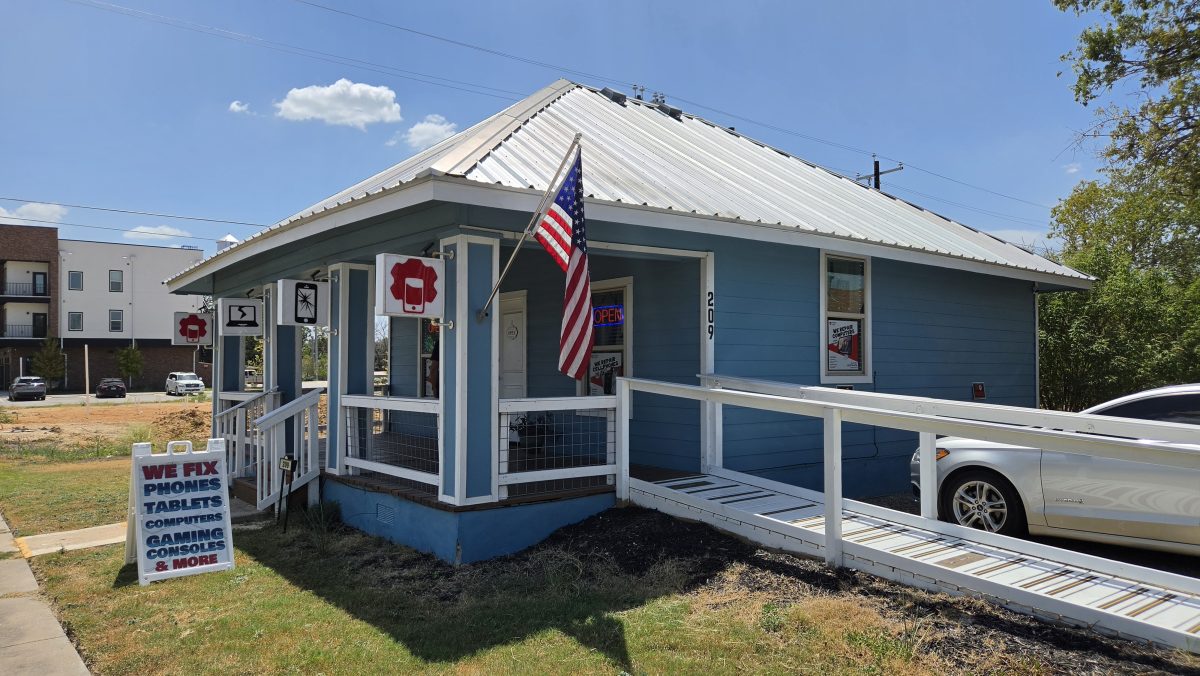 Device Hero storefront at 209 Lexington St in Manor, TX